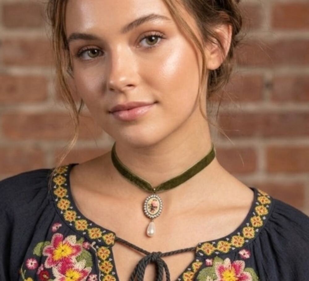 Handmade Victorian Style Rose and Pearl Drop Pendant Velvet Choker Necklace
